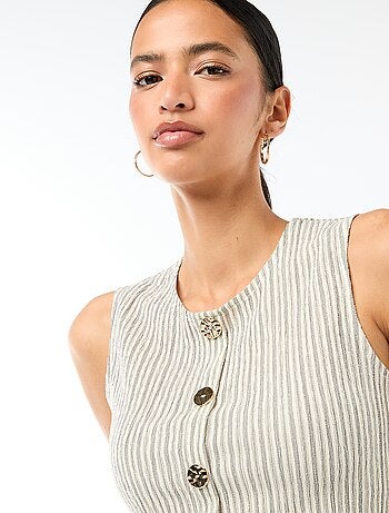 Camiseta de tirantes con abertura de botones dorados martillados