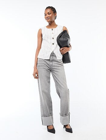 Camiseta de tirantes con abertura de botones dorados martillados