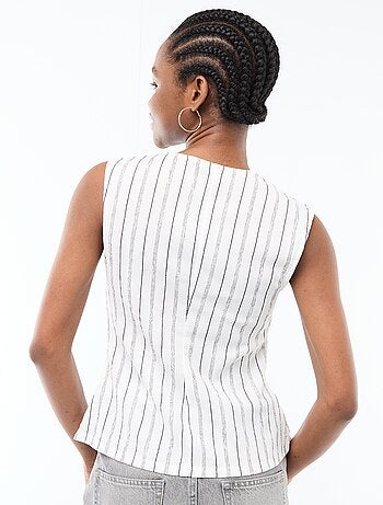 Camiseta de tirantes con abertura de botones dorados martillados