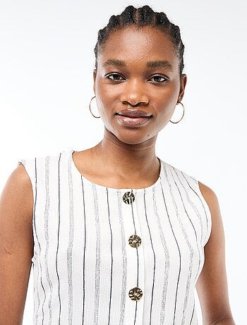 Camiseta de tirantes con abertura de botones dorados martillados