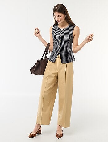 Camiseta de tirantes con abertura de botones dorados martillados