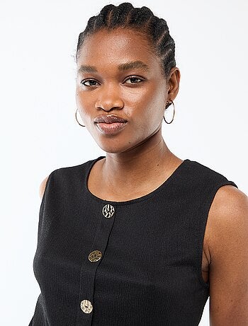 Camiseta de tirantes con abertura de botones dorados martillados