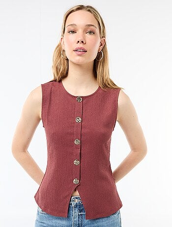 Camiseta de tirantes con abertura de botones dorados martillados