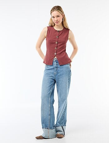 Camiseta de tirantes con abertura de botones dorados martillados