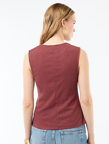 Camiseta de tirantes con abertura de botones dorados martillados