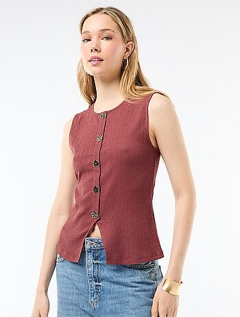 Camiseta de tirantes con abertura de botones dorados martillados