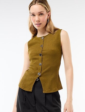 Camiseta de tirantes con abertura de botones dorados martillados