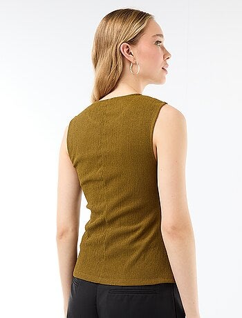 Camiseta de tirantes con abertura de botones dorados martillados