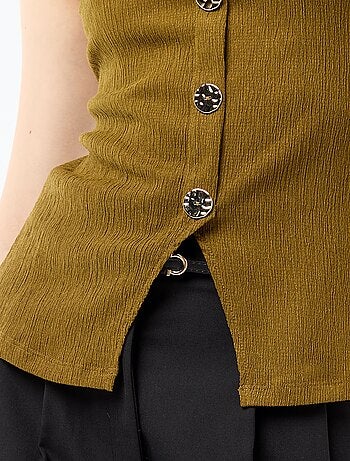 Camiseta de tirantes con abertura de botones dorados martillados