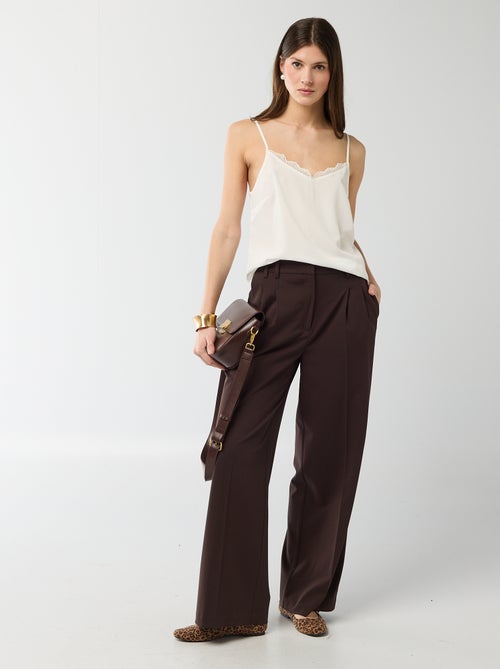 Camiseta de tirantes con tirantes finos ajustables y cuello de encaje - Kiabi Camiseta de tirantes con tirantes finos ajustables y cuello de encaje - Kiabi