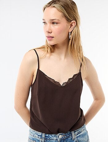 Camiseta de tirantes con tirantes finos ajustables y cuello de encaje