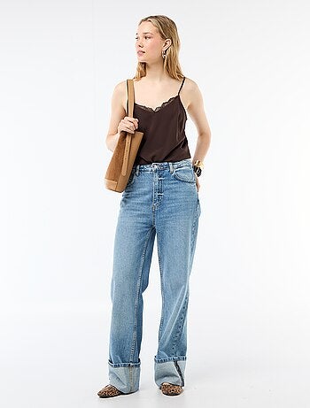 Camiseta de tirantes con tirantes finos ajustables y cuello de encaje