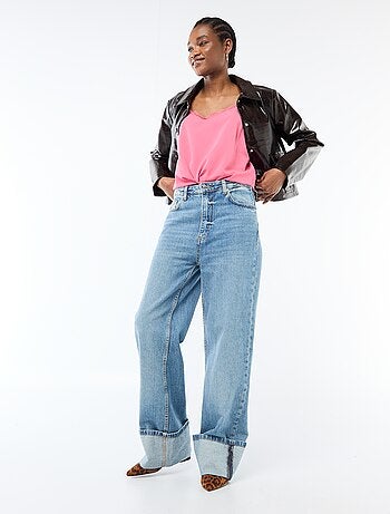 Camiseta de tirantes con tirantes finos ajustables y cuello de encaje