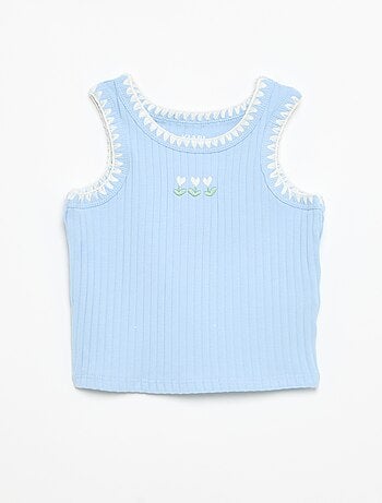 Camiseta de tirantes de canalé con bordados en las sisas