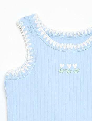 Camiseta de tirantes de canalé con bordados en las sisas