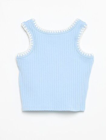 Camiseta de tirantes de canalé con bordados en las sisas