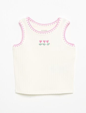 Camiseta de tirantes de canalé con bordados en las sisas