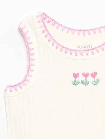 Camiseta de tirantes de canalé con bordados en las sisas