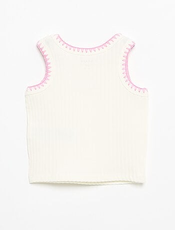 Camiseta de tirantes de canalé con bordados en las sisas