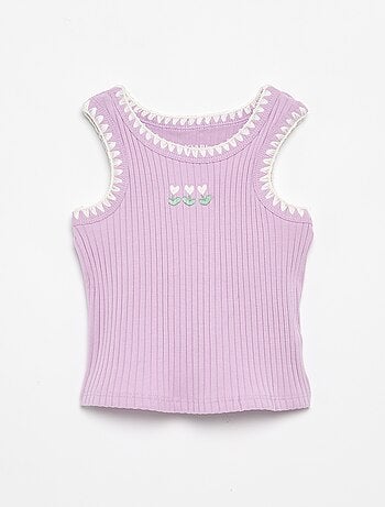 Camiseta de tirantes de canalé con bordados en las sisas