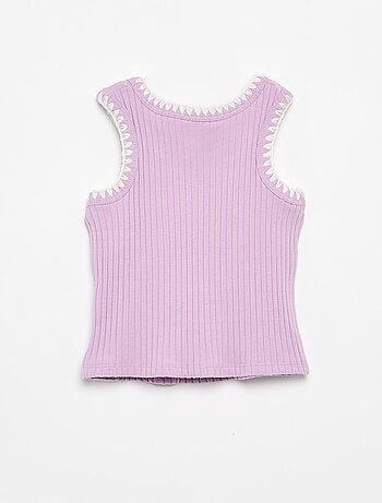 Camiseta de tirantes de canalé con bordados en las sisas