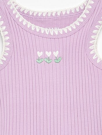 Camiseta de tirantes de canalé con bordados en las sisas