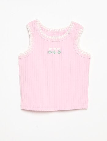 Camiseta de tirantes de canalé con bordados en las sisas
