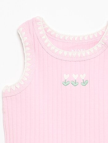 Camiseta de tirantes de canalé con bordados en las sisas