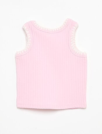 Camiseta de tirantes de canalé con bordados en las sisas