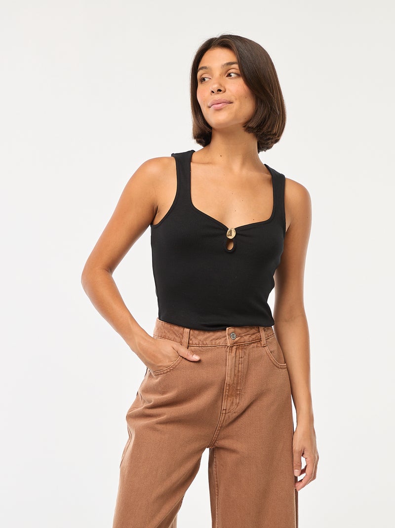 Camiseta de tirantes de canalé con detalle de botón dorado en el cuello negro - Kiabi