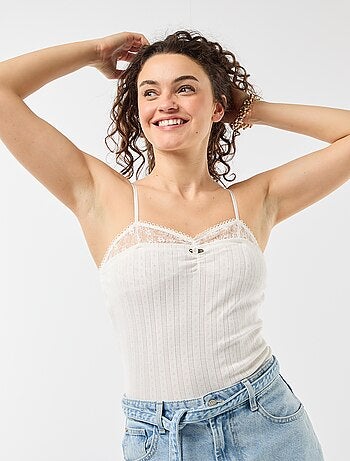 Camiseta de tirantes de punto calado y encaje