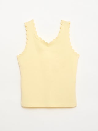 Camiseta de tirantes lisa con bordes ondulados