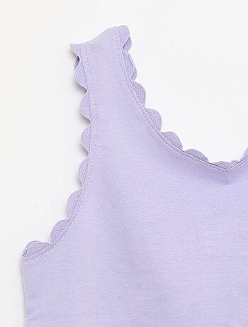 Camiseta de tirantes lisa con bordes ondulados