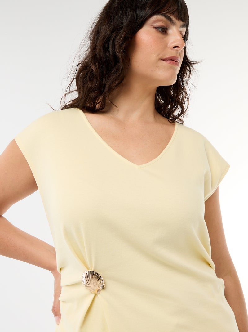 Camiseta drapeada con joya dorada Amarillo - Kiabi