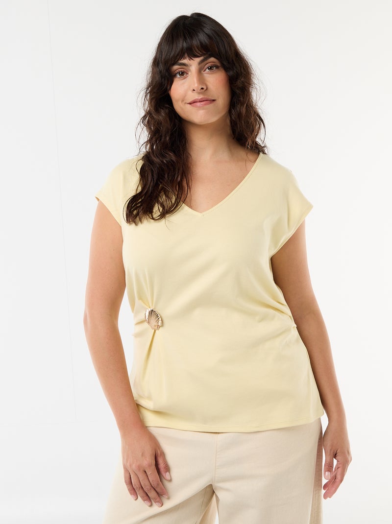 Camiseta drapeada con joya dorada Amarillo - Kiabi