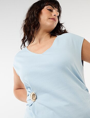 Camiseta drapeada con joya dorada