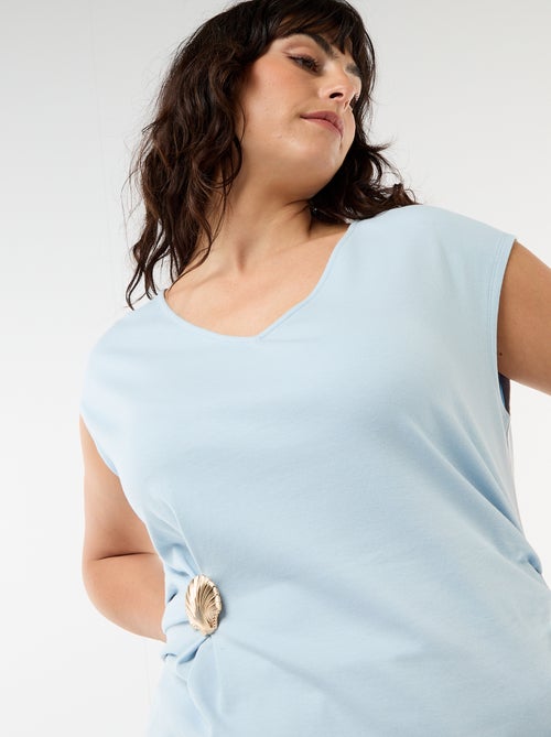Camiseta drapeada con joya dorada - Kiabi
