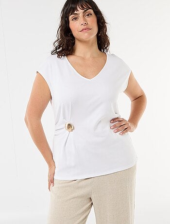 Camiseta drapeada con joya dorada