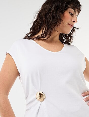 Camiseta drapeada con joya dorada