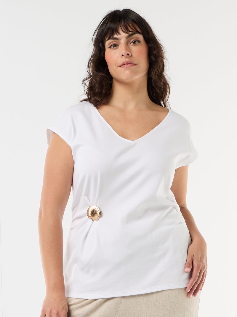 Camiseta drapeada con joya dorada Blanco - Kiabi