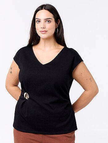 Camiseta drapeada con joya dorada