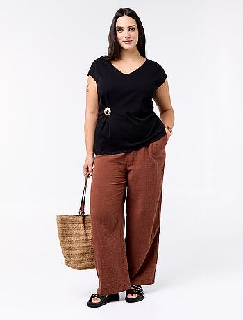 Camiseta drapeada con joya dorada