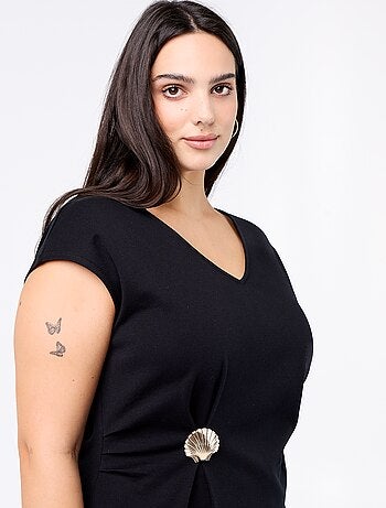 Camiseta drapeada con joya dorada