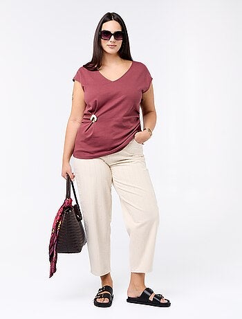 Camiseta drapeada con joya dorada