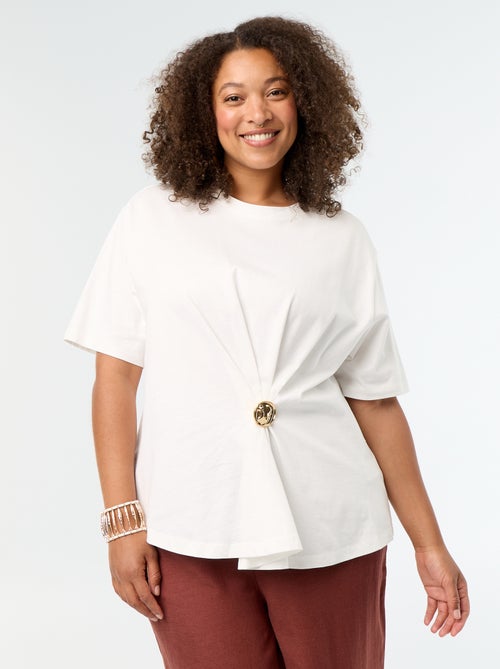Camiseta drapeada con joya dorada tipo broche - Kiabi