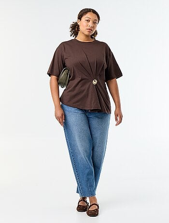 Camiseta drapeada con joya dorada tipo broche