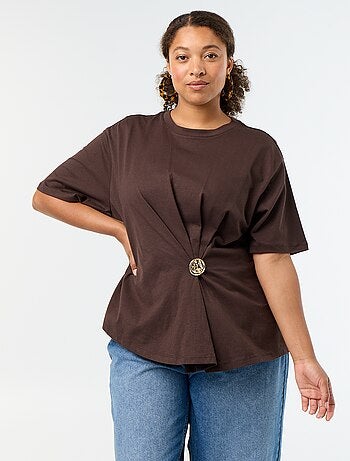 Camiseta drapeada con joya dorada tipo broche
