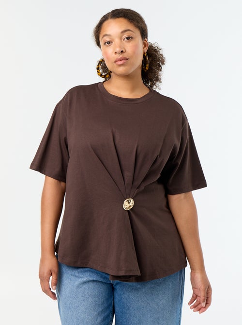 Camiseta drapeada con joya dorada tipo broche - Kiabi
