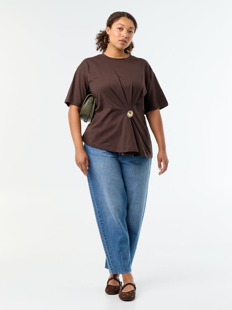 Camiseta drapeada con joya dorada tipo broche Marron - Kiabi