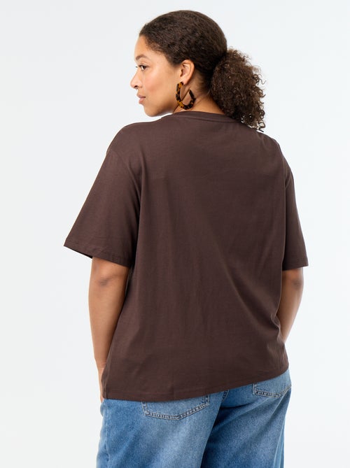 Camiseta drapeada con joya dorada tipo broche - Kiabi